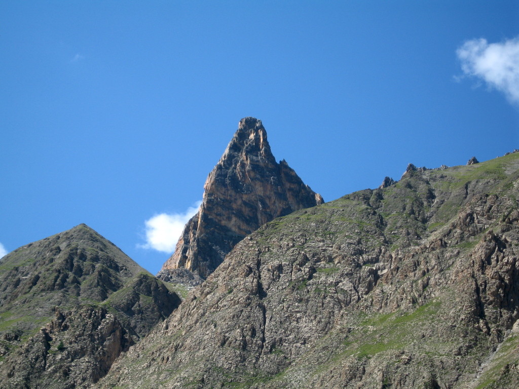 Aiguille Pierre André peuis le vallon de Mary