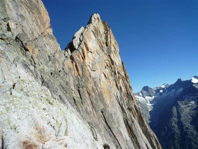 Aiguille Dibona - on voit bien à quel point la vire (facile) de la descente est exposée