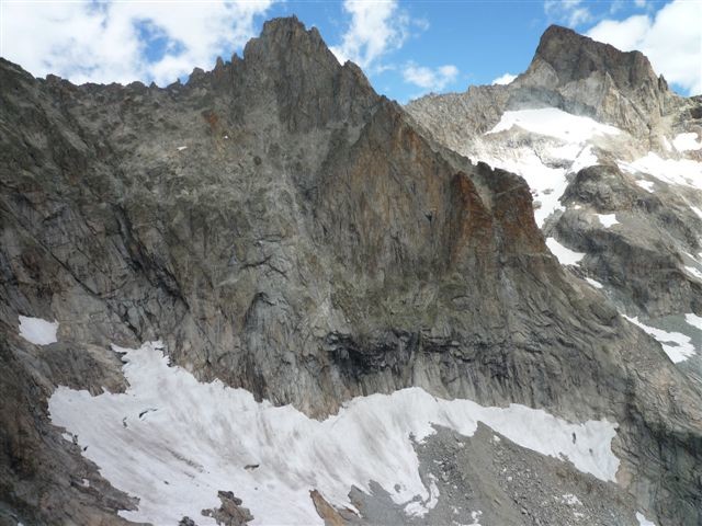 Tours rouges de l'Aiguille Orientale du Soreiller. On dirait qu'il y avait un glacier?