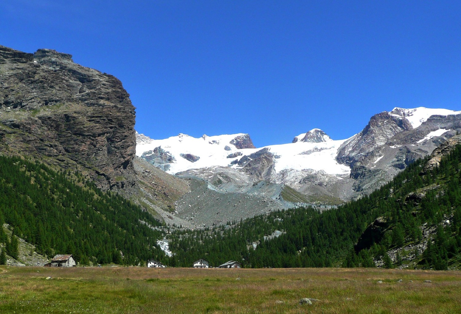 Pian di Verra (Val d'Ayas), montée au Rifugio Lambronecca, au fond à D les Breithorn