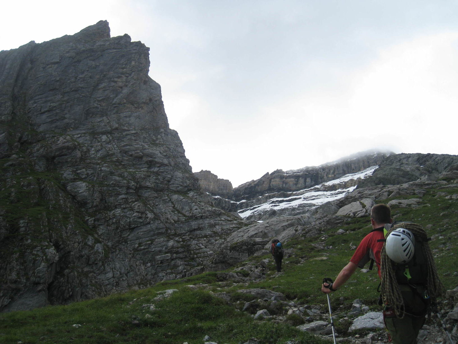 Vue de l'arête depuis l'approche; le départ est derrière l'arête à gauche
