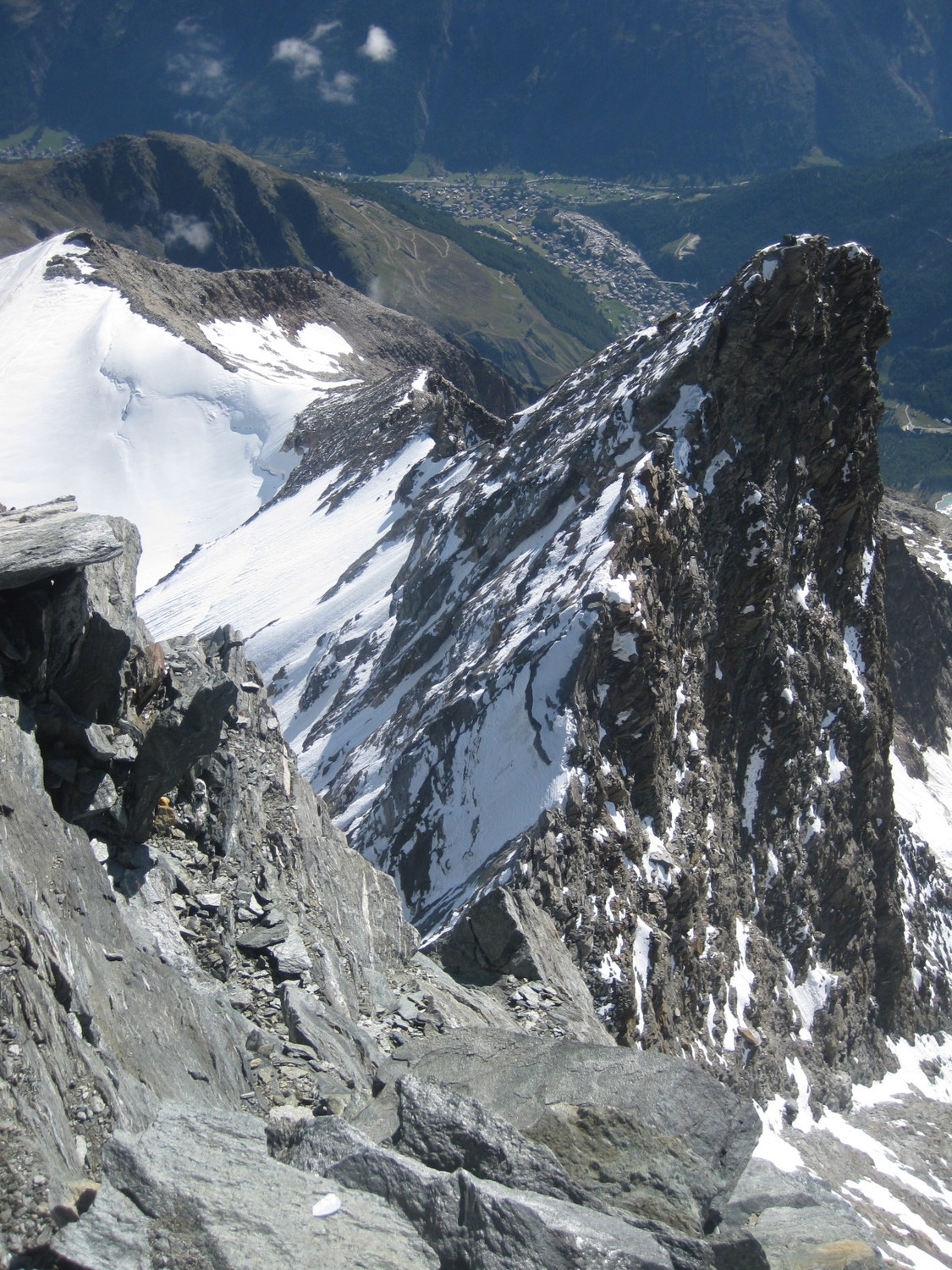 Vue sur le grand gendarme de l'arête ENE de la Lenzspitze