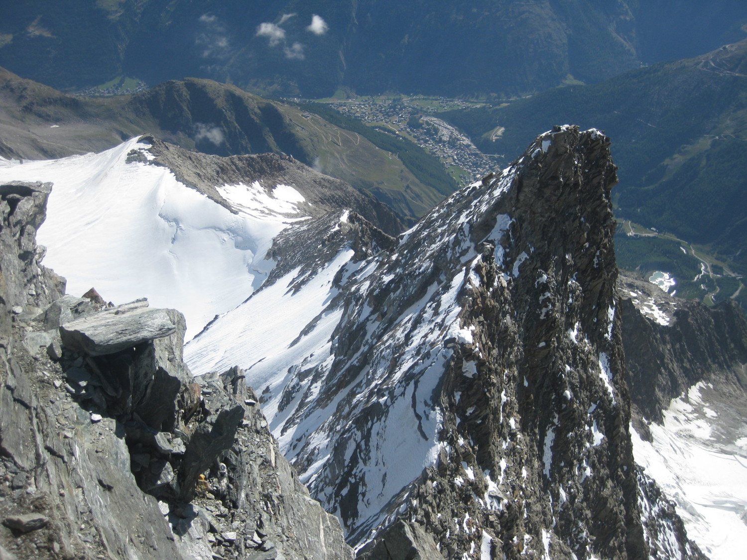 Vue sur le grand gendarme de l'arête ENE de la Lenzspitze