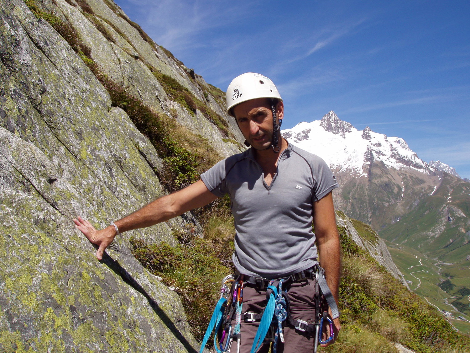 Thierry au relais devant l'aiguille des glaciers