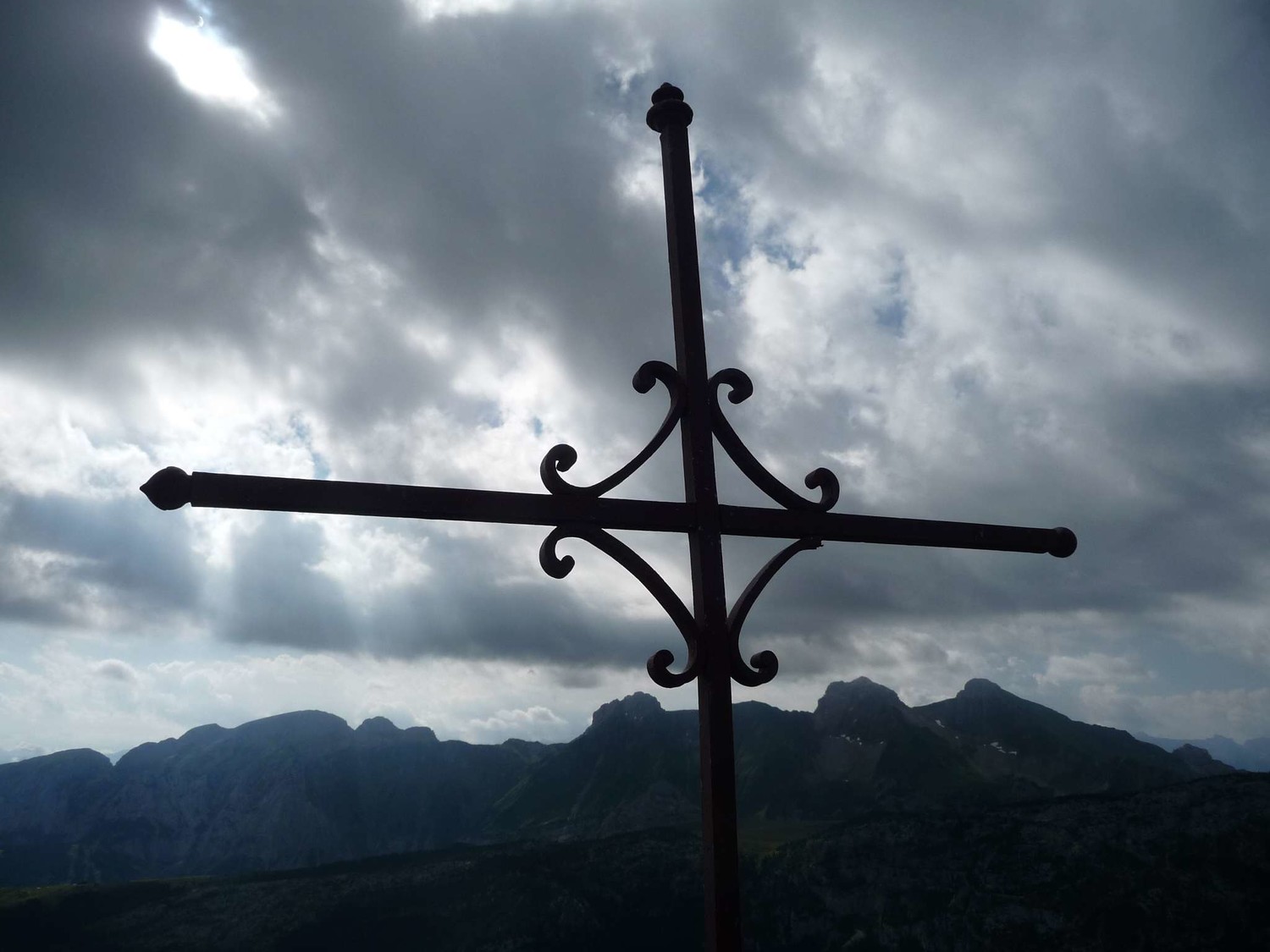 croix au sommet et chaine du Bargy derrière