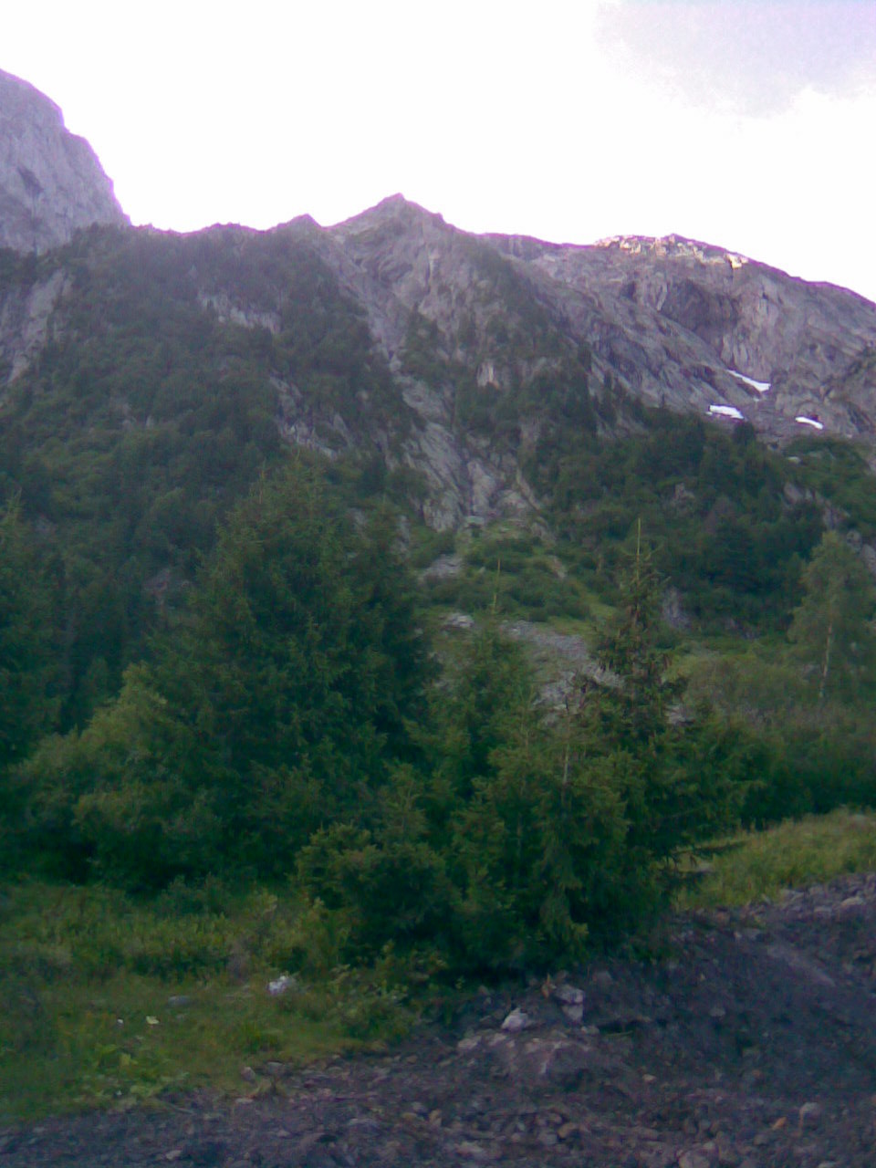 Dans les éboulis avant l'attaque de la voie