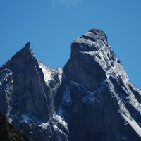 Sciora di Fuori 3169 m e Pioda di Sciora 3238 m  dal Piz Grand 2459 m con il teleobiettivo a 315 mm.