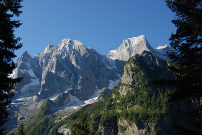 Qualche bella veduta sul Badile 3305 m e Cengalo 3369 m, durante la salita ai I Mot 1973 m.