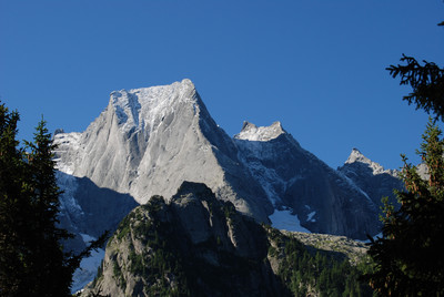 La parete NE del Pizzo Badile 3305 m e la Punta Sant'Anna 3171 m, salendo ai I Mot 1973 m.