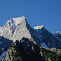 La parete NE del Pizzo Badile 3305 m e la Punta Sant'Anna 3171 m, salendo ai I Mot 1973 m.