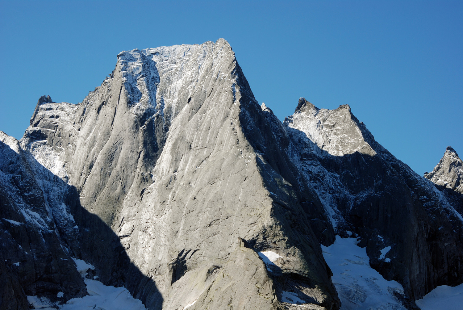 La magnifica parete NE del Pizzo Badile 3305 m, vista dai I Mot 1973 m.