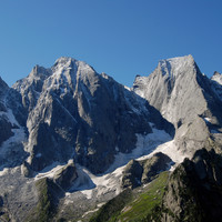 I versanti N del Pizzi Badile 3305 m e Cengalo 3369 m, visti dai I Mot 1973 m.