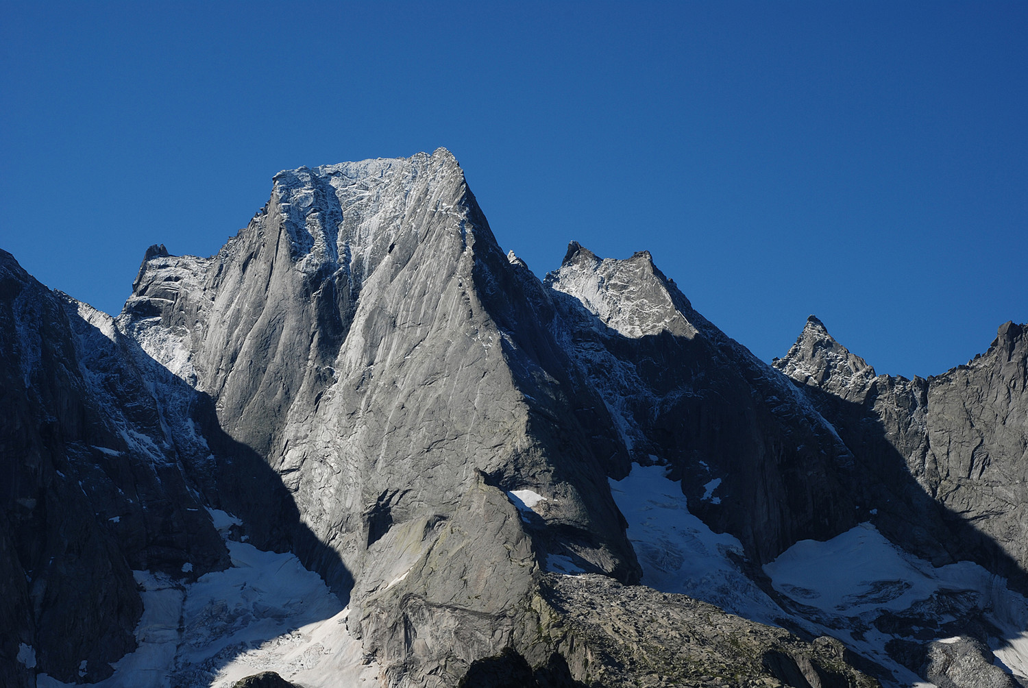 Il Pizzo Badile 3305 m, Punta Sant'Anna 3171 e Punta Trubinasca 2998 m dai I Mot 1973 m.