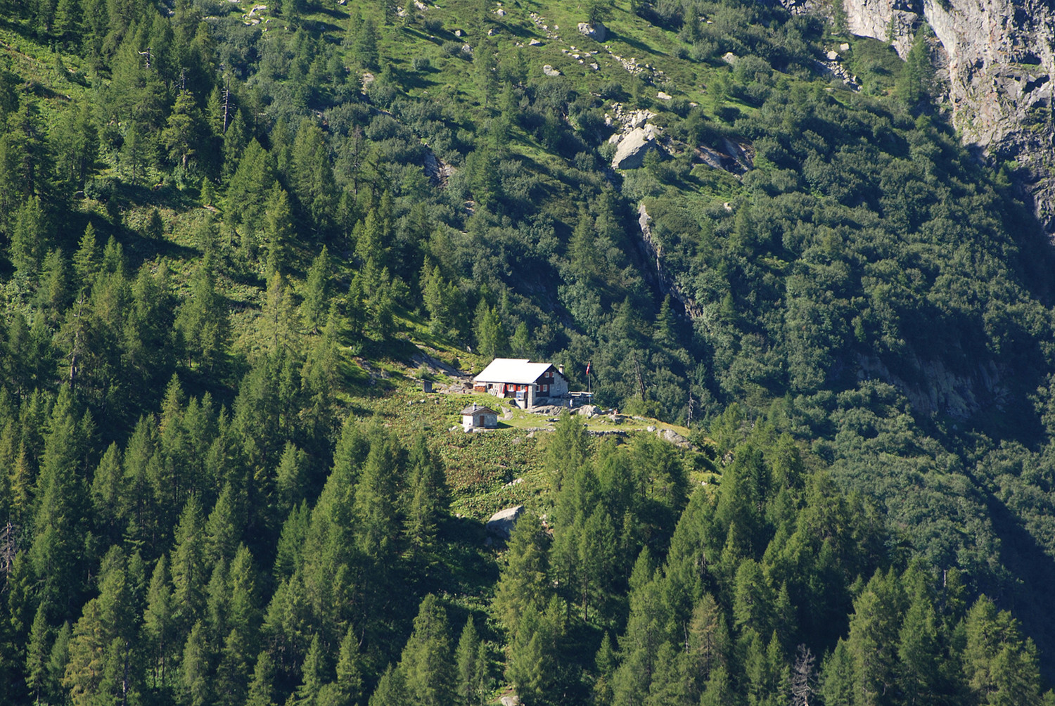 Il rifugio Sasc Furä 1904 m ripreso con il teleobittivo a 315 mm dai I Mot 1973 m.