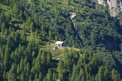 Il rifugio Sasc Furä 1904 m ripreso con il teleobittivo a 315 mm dai I Mot 1973 m.