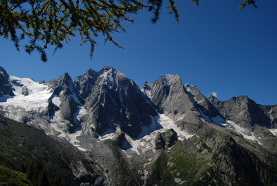 I Pizzi Badile 3305 m e Cengalo 3369 m, durante la salita al Piz Grand 2459 m. I Pizzi Badile 3305 m e Cengalo 3369 m, durante la salita al Piz Grand 2459 m.