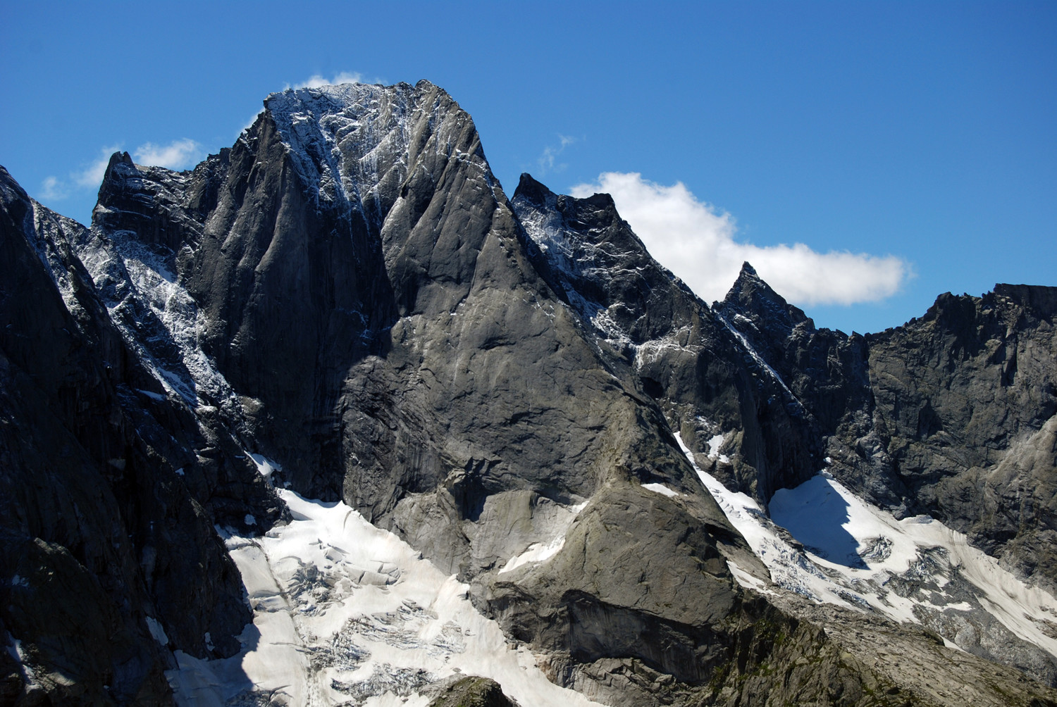 Il versante NE del Pizzo Badile 3305 m ripreso dal Piz Grand 2459 m.