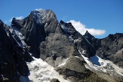 Il versante NE del Pizzo Badile 3305 m ripreso dal Piz Grand 2459 m.
