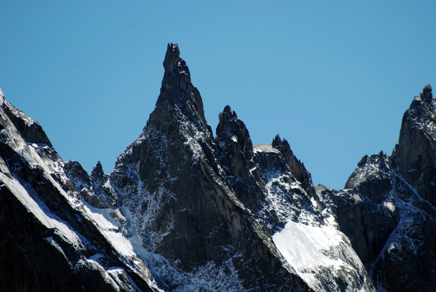 L'Ago di Sciora 3205 m dal Piz Grand 2459 m con il teleobittivo a 315 mm.