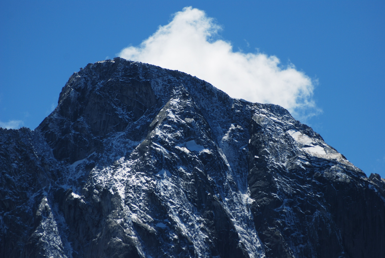 La cima del Pizzo Cengalo 3369 m dal Piz Grand 2459 m, ripresa con il teleobittivo a 210 mm.