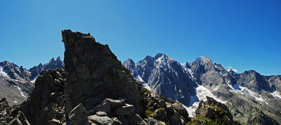 Presso la cima del Piz Grand, i giganti di granito della Val Bondasca. Presso la cima del Piz Grand, i giganti di granito della Val Bondasca.