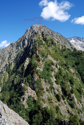 La quota 2231 m e il Piz Grand 2459 m, visti dalla quota 2056 m. La quota 2231 m e il Piz Grand 2459 m, visti dalla quota 2056 m.