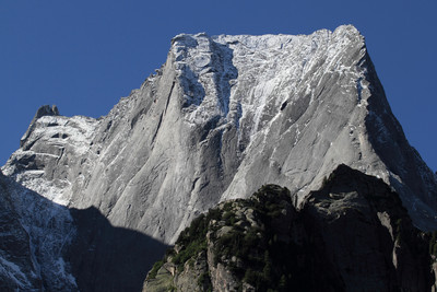 Il Pizzo Badile 3305 m, durante la salita ai I Mot 1973 m ripreso con il teleobittivo a 305 mm.