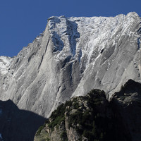 Il Pizzo Badile 3305 m, durante la salita ai I Mot 1973 m ripreso con il teleobittivo a 305 mm.