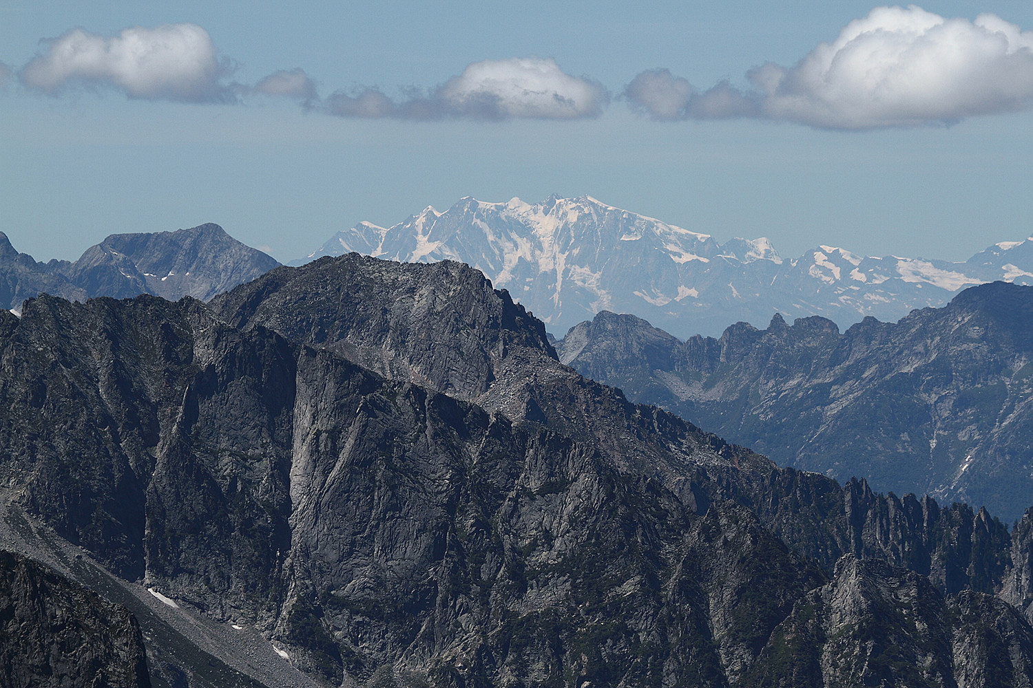 Il Monte Rosa visto dal Piz Grand 2459 m con il teleobiettvo a 314 mm, a sinista il Pizzo Paglia 2593 m.