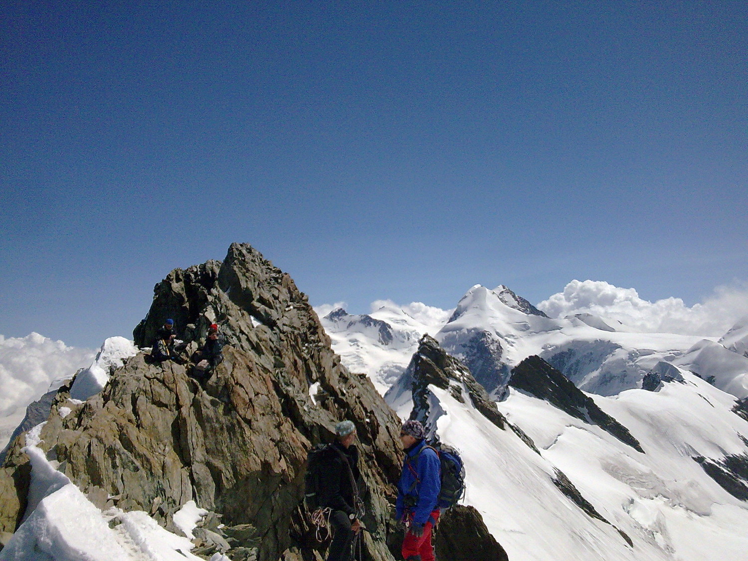L'arête W fine et mixte du B. cent qui rejoint l'arête cornichée