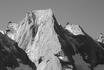 La parete NE del Pizzo Badile 3305 m vista dai I Mot 1973 m.