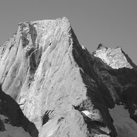 La parete NE del Pizzo Badile 3305 m vista dai I Mot 1973 m.