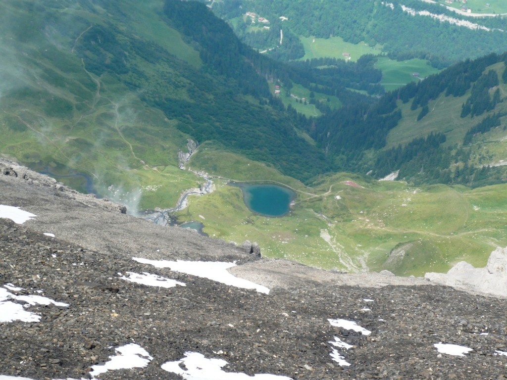 Vue plongeante de la pente des lac sur Anthème