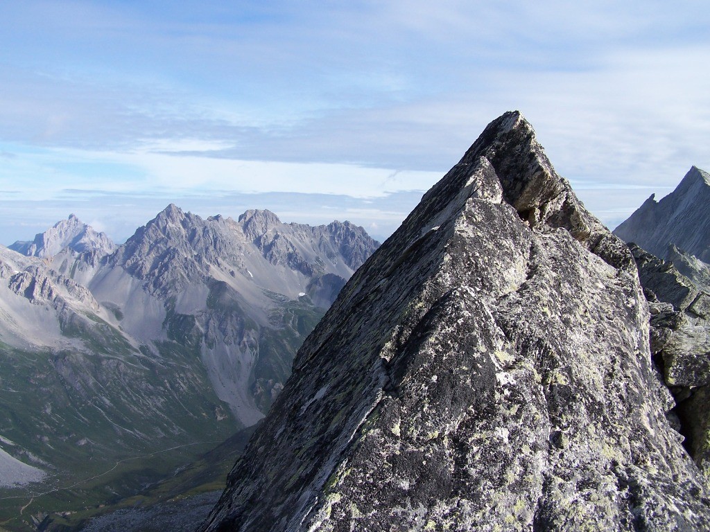 Un passage aérien sur l'arête de la cime des Planettes, au fond l'aig. du Cornellier.