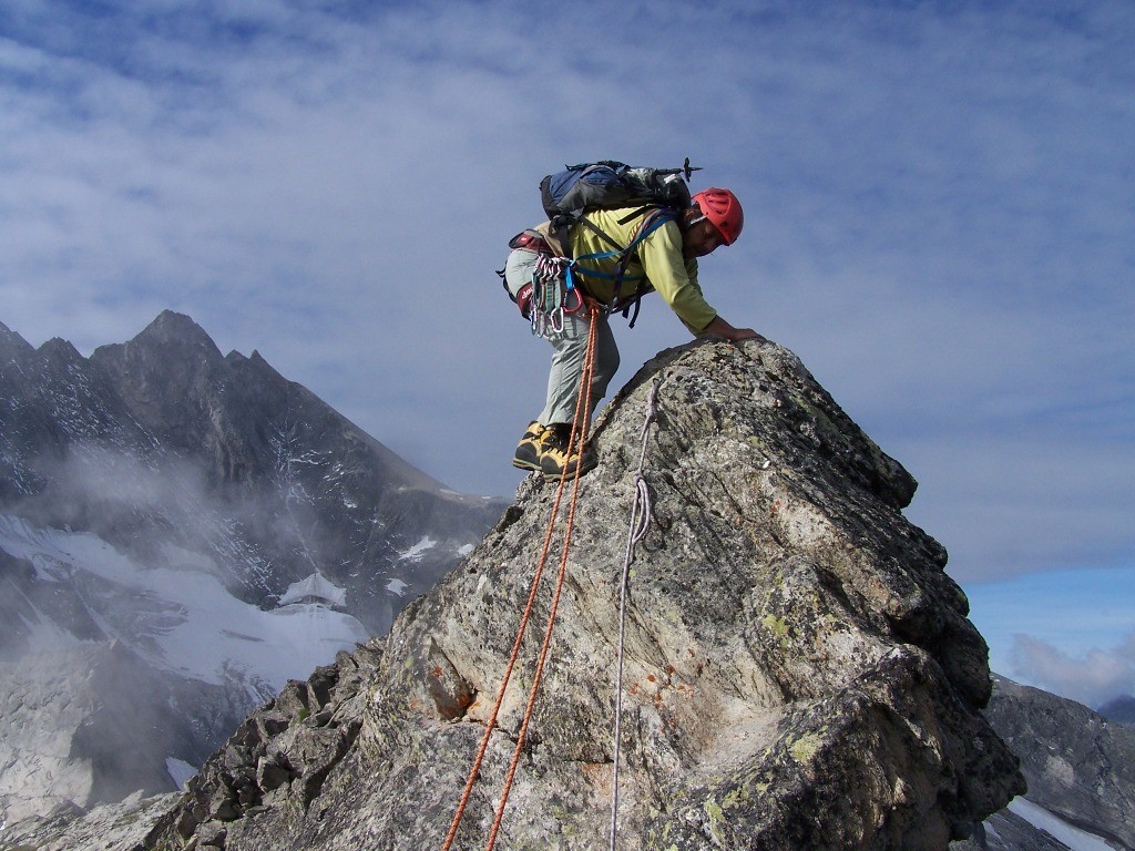 Descente dans la prmiere brêche par la corde a noeud, cime des Planettes.