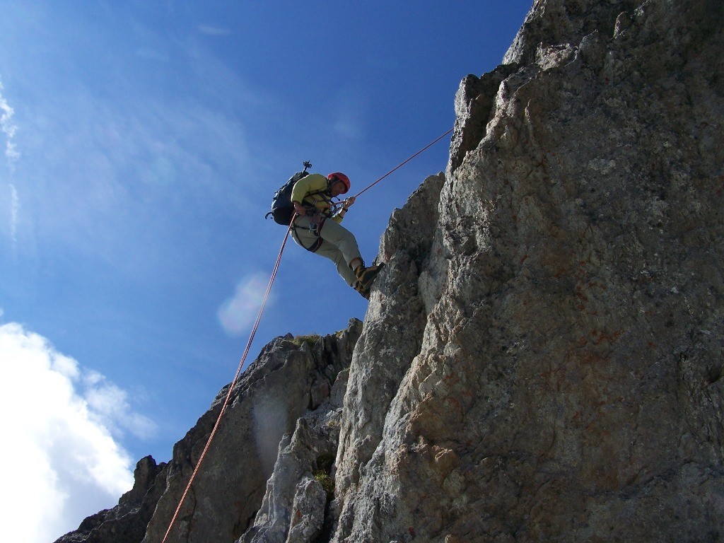 Dans le rappel, traversée des arêtes de la cime des Planettes.