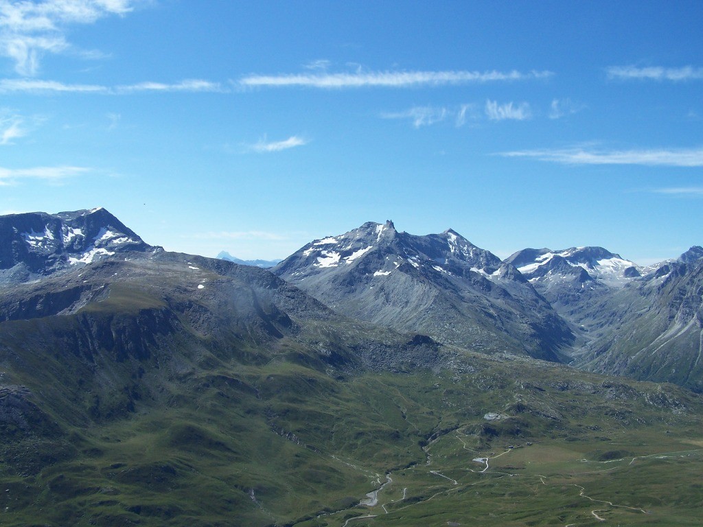Massif d'Ambin et plateau du petit Mont Cenis vus du sommet de la cime du Laro. Tout au fond,le Viso.