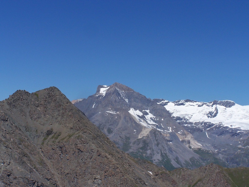 En premeir plan le pte de Cugne, puis la Dent Parrachée et les arêtes du Genepy/dome de l'Arpont, dômes de la Vanoise.