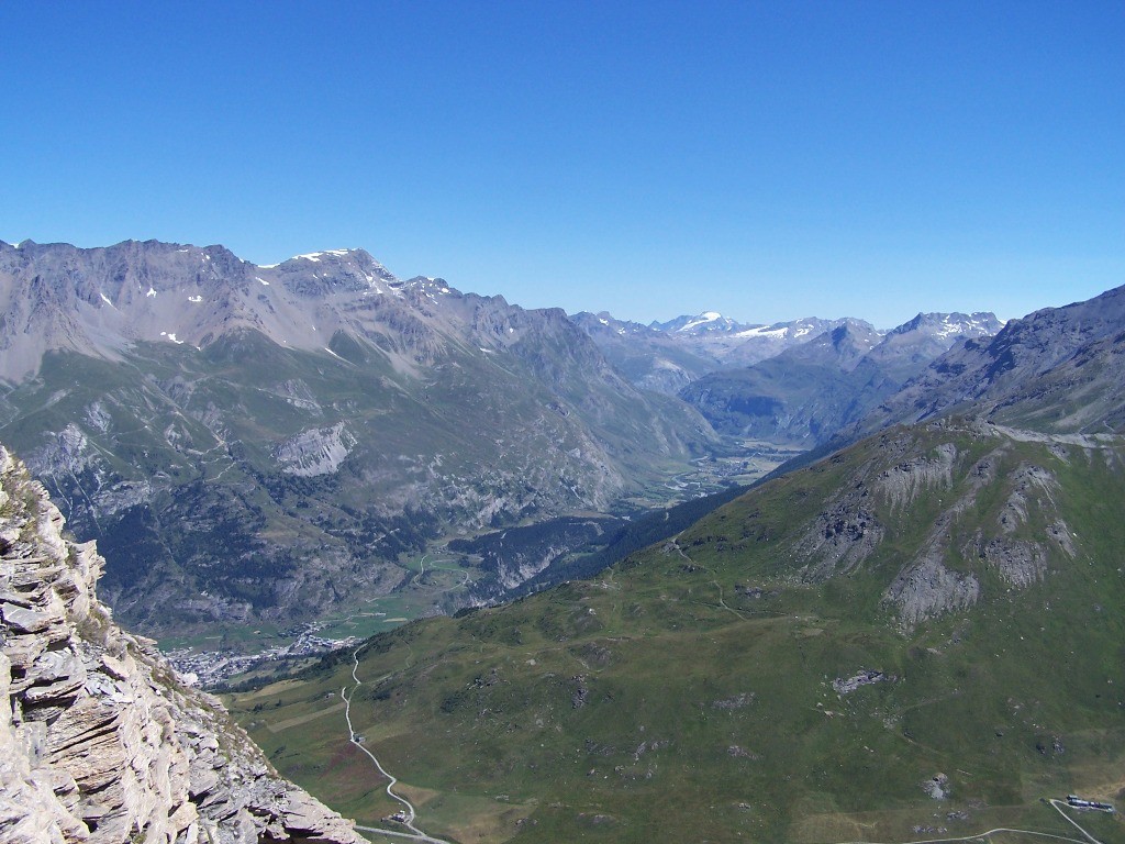 Sur l'arête Nord, vu sur la Haute Maurienne et la haute vallée de l'arc (plaine de Bessans), au fond le Gd Paradis.