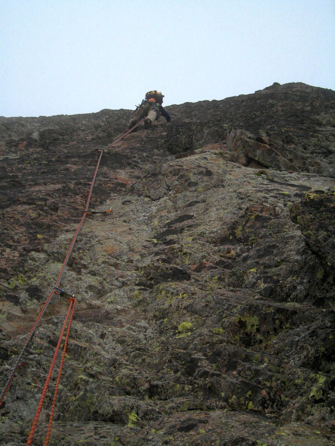 Sous le sommet, sur le beau rocher de L5
