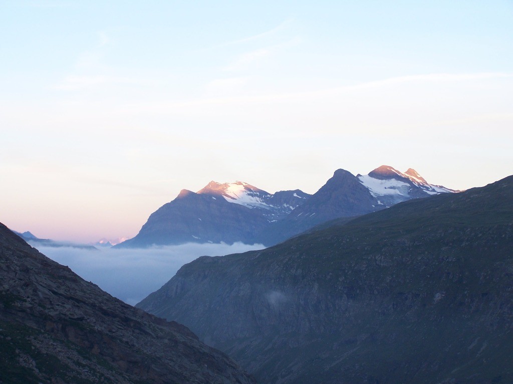 Levé du soleil sur la Haute Maurienne (pte du Claret et des Buffettes), en montnant au col perdu.