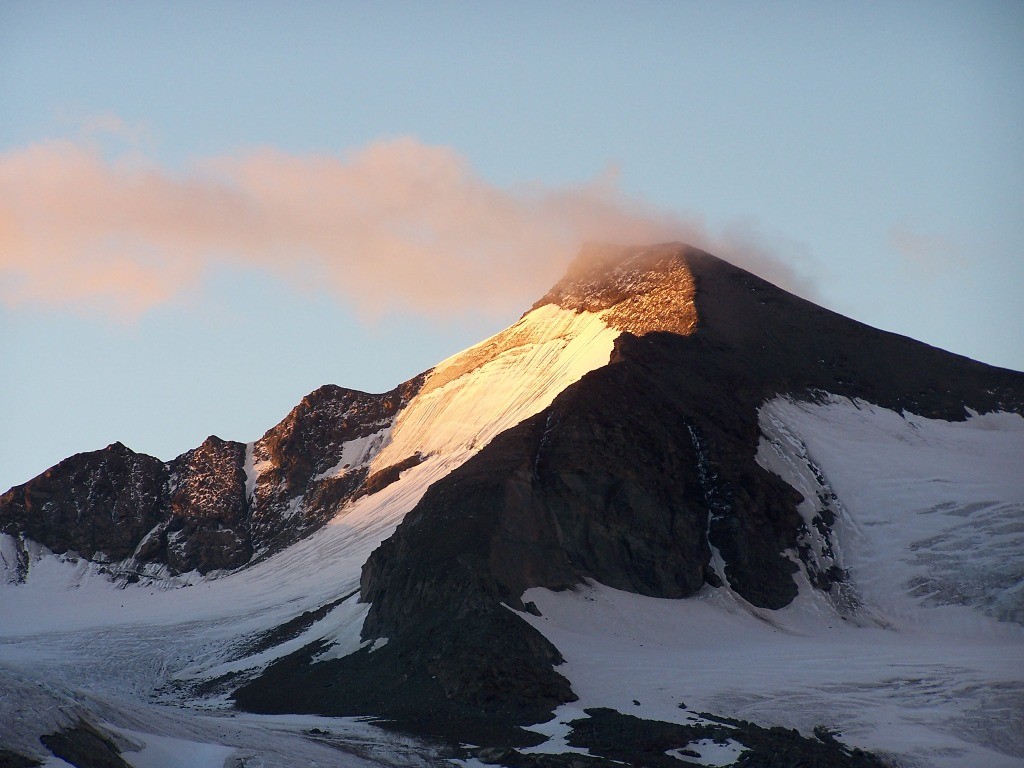 Premiers nuages sur la grande aiguille rousse, vu sur la face NE