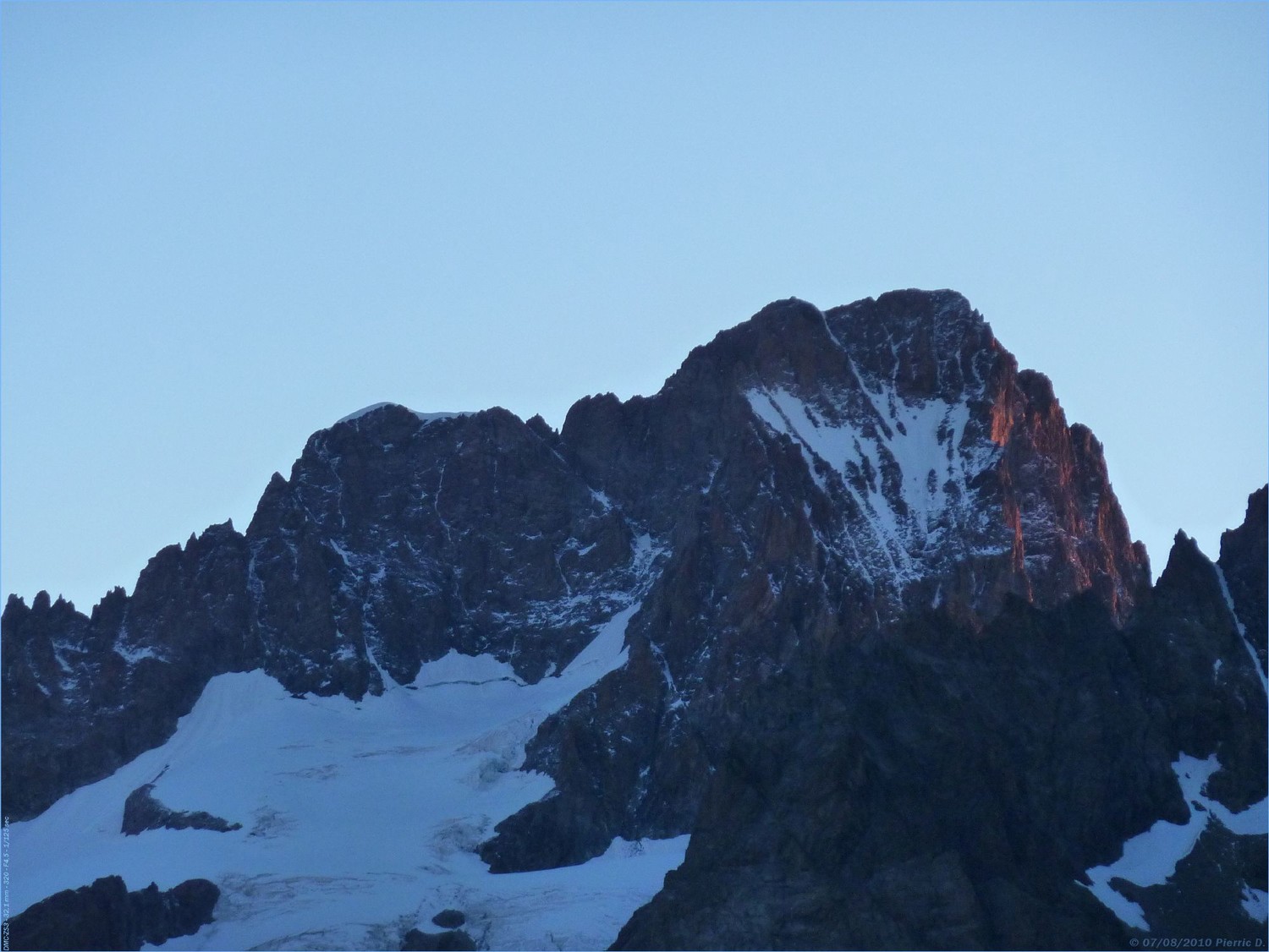 Dôme et Barres des Ecrins séparé par la brèche Lory