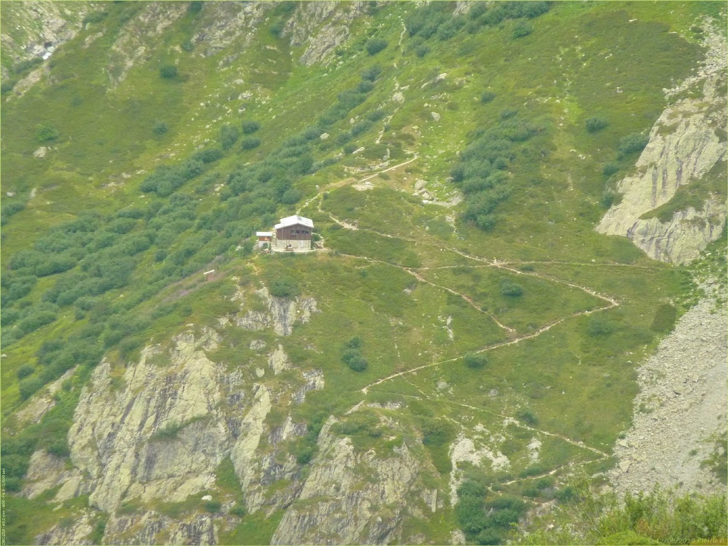 Vue plongeante sur le refuge de Chabournéou depuis la face N du Sirac