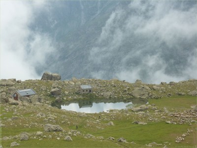 Le vieux refuge et le nouveau refuge qui se cache dérrière les blocs...