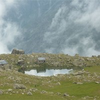 Le vieux refuge et le nouveau refuge qui se cache dérrière les blocs...