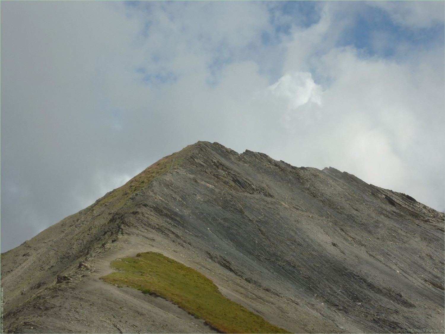 Une pyramide presque parfaite... sauf la qualité du cailloux !
