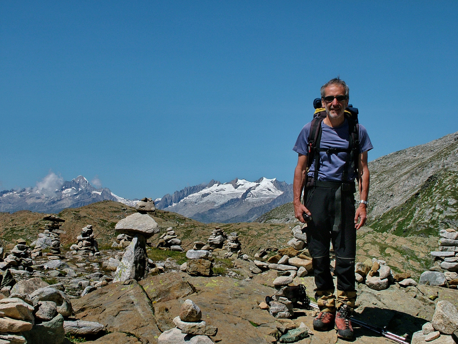 Passo della Rossa, costellato di ometti. Oberland sullo sfondo