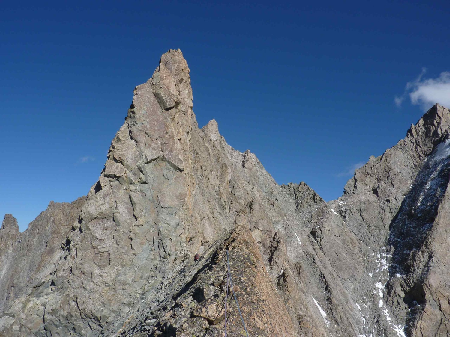 Troisième ressaut de l'arête ONO, à contourner par la gauche (L12-13) ou à franchir sur la droite du fil (variante)