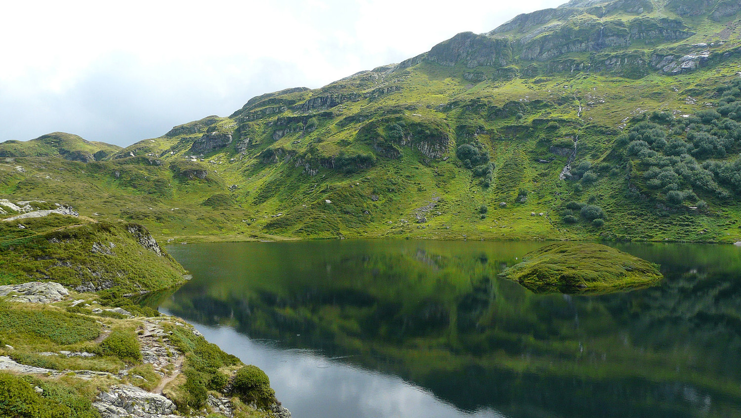 Les abords du lac de Pormenaz bien verts